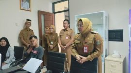Wakil Bupati Tangerang, Intan Nurul Hikmah saat meninjau Posko THR Disnaker Kabupaten Tangerang, Senin (10/3/2025). (Tribuntangerang.com/Nurmahadi). 
