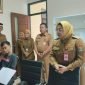 Wakil Bupati Tangerang, Intan Nurul Hikmah saat meninjau Posko THR Disnaker Kabupaten Tangerang, Senin (10/3/2025). (Tribuntangerang.com/Nurmahadi). 
