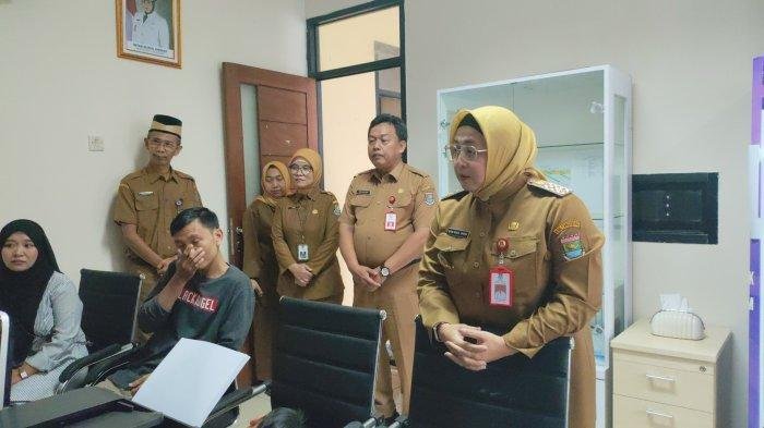 Wakil Bupati Tangerang, Intan Nurul Hikmah saat meninjau Posko THR Disnaker Kabupaten Tangerang, Senin (10/3/2025). (Tribuntangerang.com/Nurmahadi). 

