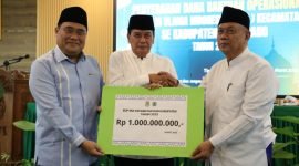 Bupati Tangerang menyerahkan simbolis bantuan dana hibah MUI sebesar Rp 1 Milyar untuk MUI Kabupaten dan 29 MUI kecamatan, Rabu (27/03/2025)