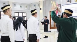 Bupati Tangerang Moch Maesyal Rasyid melantik dan mengangkat sumpah 19 PNS dilingkungan Pemkab Tangerang 