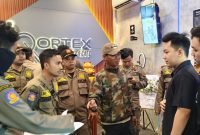 Tim Reaksi Cepet (TRC) Satpol PP Kabupaten Tangerang setelah mendapat aduan masyarakat langsung gruduk salah satu Tempat Hiburan Umum yaitu Billiard Qortex di Citra Raya Cikupa yang kedapatan melanggar Surat Edaran Bupati Nomor 2 Tahun 2025 pada Sabtu dini hari (01/03/2025)