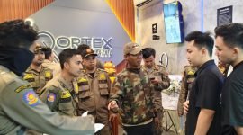 Tim Reaksi Cepet (TRC) Satpol PP Kabupaten Tangerang setelah mendapat aduan masyarakat langsung gruduk salah satu Tempat Hiburan Umum yaitu Billiard Qortex di Citra Raya Cikupa yang kedapatan melanggar Surat Edaran Bupati Nomor 2 Tahun 2025 pada Sabtu dini hari (01/03/2025)