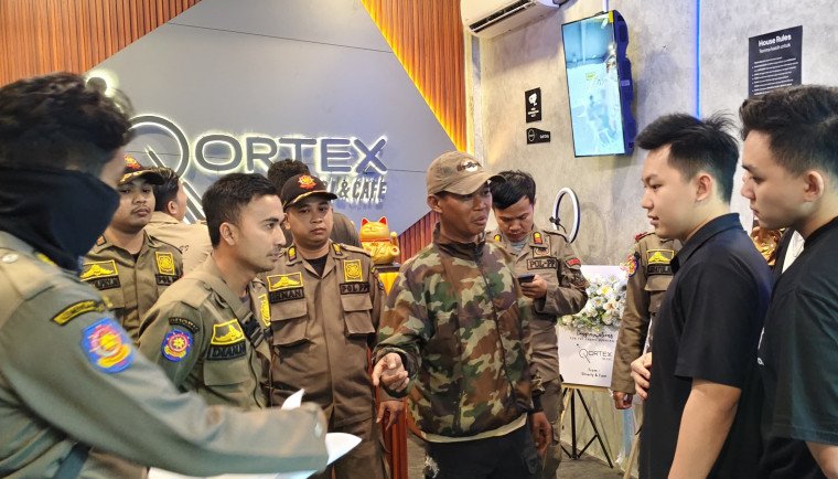 Tim Reaksi Cepet (TRC) Satpol PP Kabupaten Tangerang setelah mendapat aduan masyarakat langsung gruduk salah satu Tempat Hiburan Umum yaitu Billiard Qortex di Citra Raya Cikupa yang kedapatan melanggar Surat Edaran Bupati Nomor 2 Tahun 2025 pada Sabtu dini hari (01/03/2025)