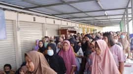 Emak-emak warga Kecamatan Cisoka nampak antusias semangat antre membeli barang-barang yang dijual di Warteksi Gemilang 