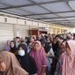 Emak-emak warga Kecamatan Cisoka nampak antusias semangat antre membeli barang-barang yang dijual di Warteksi Gemilang 