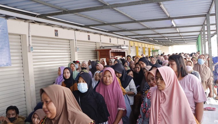 Emak-emak warga Kecamatan Cisoka nampak antusias semangat antre membeli barang-barang yang dijual di Warteksi Gemilang 