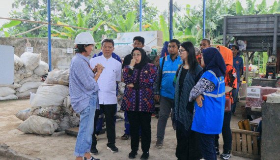 Wakil Bupati Tangerang Intan Nurul Hikmah meninjau TPS3R di Tanjung Burung Teluknaga Kabupaten Tangerang, Jumat (11/04/2025)