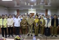 Usai acara Wabup Intan Nurul Hikmah berpose bersama dengan peserta kegiatan dan Kadis Sosial Aziz Gunawan serta jajarannya