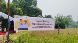 Spanduk ucapan Selamat Datang kepada Bupati Tangerang Maesyal Rasyid yang akan melakukan groundbreaking Jembatan menghubungkan Desa Sukamanah Kecamatan Jambe Kabupaten Tangerang dengan Desa Jagabita Kecamatan Parung Panjang Kabupaten Bogor 