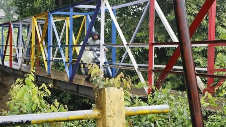 Jembatan Parung Lawang, jembatan yang awalnya hanya bisa dilalui sepeda motor akan dibangun Pemkab Tangerang menghubungkan Desa Sukamanah Kecamatan Jambe Kabupaten Tangerang dengan Desa Jagabita Kecamatan Parung Panjang Kabupaten Bogor 