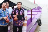 Bupati Tangerang Maesyal Rasyid bersama Kadis Perikanan Jaenudin berpose didepan Kapal Ikan 5 GT bantuan kepada 38 kelompok Nelayan di Kabupaten Tangerang