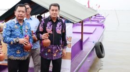 Bupati Tangerang Maesyal Rasyid bersama Kadis Perikanan Jaenudin berpose didepan Kapal Ikan 5 GT bantuan kepada 38 kelompok Nelayan di Kabupaten Tangerang 