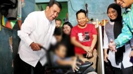 Bupati Tangerang Maesyal Rasyid bawakan langsung kursi roda elektrik untuk anak FM siswa SD di Kecamatan Sepatan Timur korban kecelakaan yang terpaksa kakinya harus diamputasi