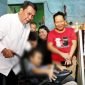 Bupati Tangerang Maesyal Rasyid bawakan langsung kursi roda elektrik untuk anak FM siswa SD di Kecamatan Sepatan Timur korban kecelakaan yang terpaksa kakinya harus diamputasi