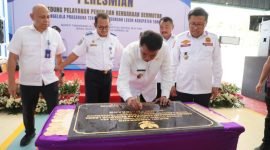 Bupati Tangerang menandatangani prasasti peresmian Gedung Pelayanan Pengujian KIR UPTD Legok Dinas Perhubungan Kabupaten Tangerang