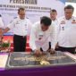 Bupati Tangerang menandatangani prasasti peresmian Gedung Pelayanan Pengujian KIR UPTD Legok Dinas Perhubungan Kabupaten Tangerang