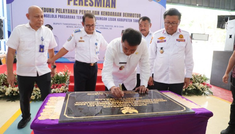 Bupati Tangerang menandatangani prasasti peresmian Gedung Pelayanan Pengujian KIR UPTD Legok Dinas Perhubungan Kabupaten Tangerang