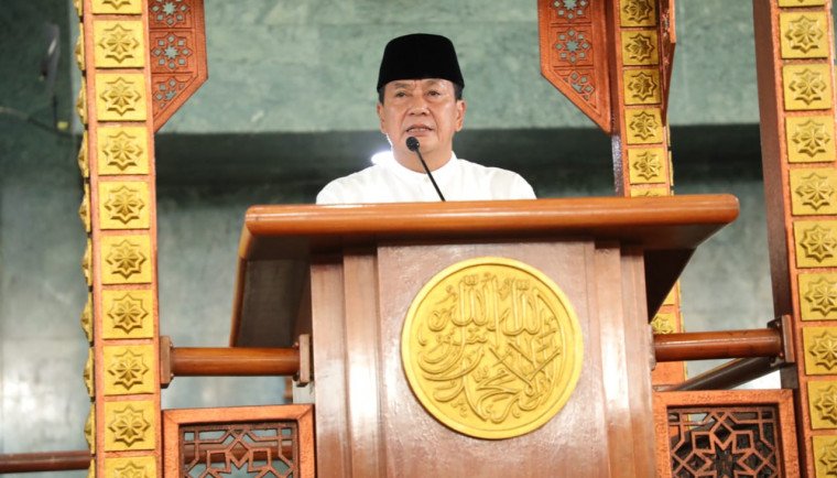 Bupati Tangerang Maesyal Rasyid menyampaikan pidato jelang sholat Idul Fitri 1 Syawal 1446 H di Masjid Agung Al Amjad Tigaraksa, Senin 31 Maret 2025