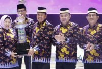 Bupati Tangerang dan Wakil Bupati Tangerang menerima Piala Juara Umum MTQ ke-XXII Provinsi Banten Tahun 2025