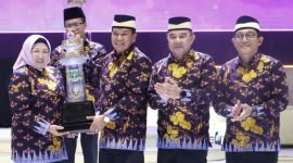 Bupati Tangerang dan Wakil Bupati Tangerang menerima Piala Juara Umum MTQ ke-XXII Provinsi Banten Tahun 2025