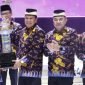 Bupati Tangerang dan Wakil Bupati Tangerang menerima Piala Juara Umum MTQ ke-XXII Provinsi Banten Tahun 2025