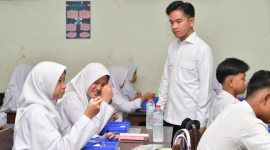 Wapres Gibran meninjau uji coba program Makan Bergizi Gratis disalah satu sekolah 