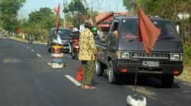Foto Ilustrasi permintaan Sumbangan di Jalan Raya 