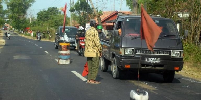 Foto Ilustrasi permintaan Sumbangan di Jalan Raya 