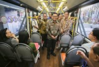 Gubernur Banten Andra Soni (tengah) menyapa penumpang TransJakarta yang berada di dalam bus pada peluncuran rute baru Alam Sutera-Blok M di Halte Flavor Bliss, Serpong, Tangerang Selatan, Banten, Kamis (24/4/2025). Foto: ANTARA FOTO