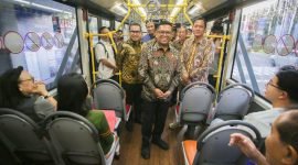 Gubernur Banten Andra Soni (tengah) menyapa penumpang TransJakarta yang berada di dalam bus pada peluncuran rute baru Alam Sutera-Blok M di Halte Flavor Bliss, Serpong, Tangerang Selatan, Banten, Kamis (24/4/2025). Foto: ANTARA FOTO