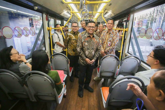 Gubernur Banten Andra Soni (tengah) menyapa penumpang TransJakarta yang berada di dalam bus pada peluncuran rute baru Alam Sutera-Blok M di Halte Flavor Bliss, Serpong, Tangerang Selatan, Banten, Kamis (24/4/2025). Foto: ANTARA FOTO