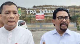 Kadis LHK Fachrul Rozi bersama Deden Syukron Lawyer Pemkab Tangerang saat memberikan keterangan Pers seputar penanganan sampah di TPA Jatiwaringin 