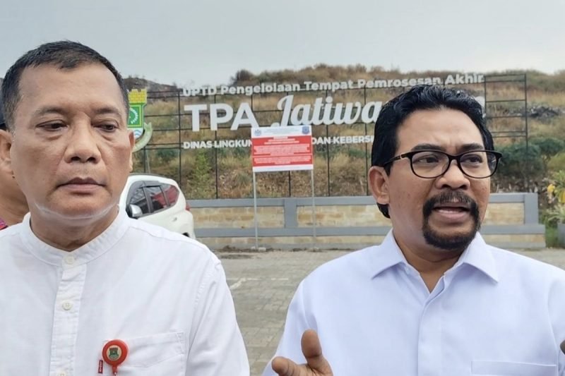 Kadis LHK Fachrul Rozi bersama Deden Syukron Lawyer Pemkab Tangerang saat memberikan keterangan Pers seputar penanganan sampah di TPA Jatiwaringin 