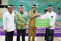 Penyerahan simbolis Sapi Qurban menjelang Hari Raya Idul Adha 1446 H oleh Bupati Tangerang Maesyal Rasyid kepada Ketua DMI Kabupaten Tangerang KH Sanwani di Masjid Agung Al Amjad Tigaraksa beberapa waktu lalu