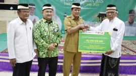 Penyerahan simbolis Sapi Qurban menjelang Hari Raya Idul Adha 1446 H oleh Bupati Tangerang Maesyal Rasyid kepada Ketua DMI Kabupaten Tangerang KH Sanwani di Masjid Agung Al Amjad Tigaraksa beberapa waktu lalu