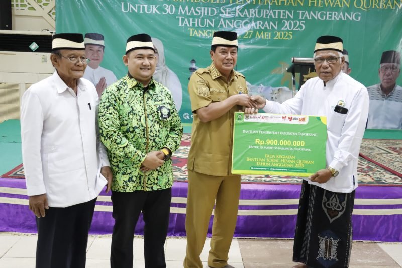 Penyerahan simbolis Sapi Qurban menjelang Hari Raya Idul Adha 1446 H oleh Bupati Tangerang Maesyal Rasyid kepada Ketua DMI Kabupaten Tangerang KH Sanwani di Masjid Agung Al Amjad Tigaraksa beberapa waktu lalu
