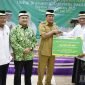 Penyerahan simbolis Sapi Qurban menjelang Hari Raya Idul Adha 1446 H oleh Bupati Tangerang Maesyal Rasyid kepada Ketua DMI Kabupaten Tangerang KH Sanwani di Masjid Agung Al Amjad Tigaraksa beberapa waktu lalu