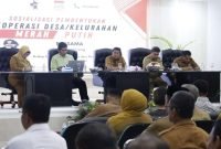 Bupati Tangerang saat memimpin acara Sosialisasi Kopdes Merah Putih yang dihadiri oleh 29 camat, 28 lurah, dan 246 kepala desa se-Kabupaten Tangerang di GSG Pemkab Tangerang pada Selasa (29/04/2025)