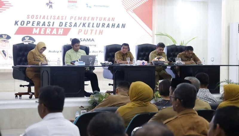 Bupati Tangerang saat memimpin acara Sosialisasi Kopdes Merah Putih yang dihadiri oleh 29 camat, 28 lurah, dan 246 kepala desa se-Kabupaten Tangerang di GSG Pemkab Tangerang pada Selasa (29/04/2025)