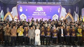 Gubernur Banten Andra Soni berpose bersama usai acara penutupan MTQ XXII Tingkat Provinsi Banten di Kabupaten Tangerang