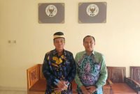 Wakil Ketua BWI H Hariri bersama Sekretaris BWI Dr Cecep Jaenudin berpose didepan Sekretariat BWI di Lantai 2 Ruang Kantor Masjid Al Amjad di Tigaraksa