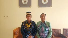 Wakil Ketua BWI H Hariri bersama Sekretaris BWI Dr Cecep Jaenudin berpose didepan Sekretariat BWI di Lantai 2 Ruang Kantor Masjid Al Amjad di Tigaraksa 