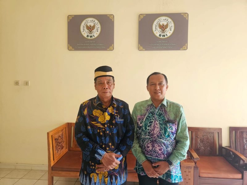 Wakil Ketua BWI H Hariri bersama Sekretaris BWI Dr Cecep Jaenudin berpose didepan Sekretariat BWI di Lantai 2 Ruang Kantor Masjid Al Amjad di Tigaraksa 