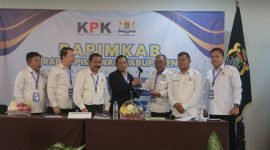 Penyerahan cinderamata kepada salah satu narasumber oleh Cecep BCR Ketua SC Rapimkab Kadin usai acara