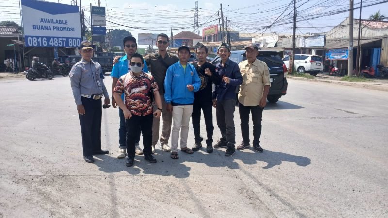 Ketua KNPI Legok bersama jajarannya turun kejalan mengawal implementasi Perbup 12/2022 tentang Jam Operasional Truk Tambang di Jalan Perbatasan Legok Parung Panjang Bogor