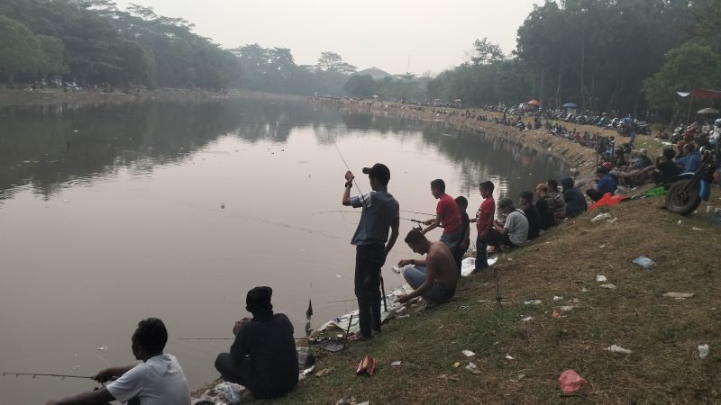 Para Pemancing kecewa ikan emas yang disebar 3 ton di Danau Pemkab Tangerang sulit dipancing 