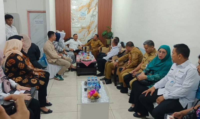 Menteri Kemdukbangga/ BKKBN bersama Bupati Tangerang berdialog dengan stakeholder saat meninjau SPPG dan Luncurkan Pelayanan KB Serentak di Kecamatan Tigaraksa