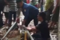 Upaya evakuasi penyelamatan Tim BPBD kabupaten Tangerang kejadian 2 ekor sapi tercebur sumur warga Kecamatan Panongan (foto screenshot vidio)