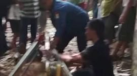 Upaya evakuasi penyelamatan Tim BPBD kabupaten Tangerang kejadian 2 ekor sapi tercebur sumur warga Kecamatan Panongan (foto screenshot vidio)